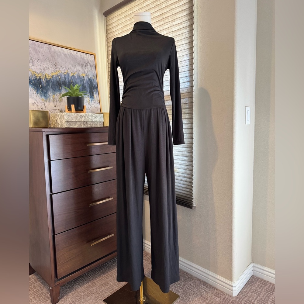 Woman's Yozy Ribbed Wide Leg Long Sleeve Black Jumpsuit. Size 6